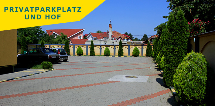 Privatparkplatz und Hof